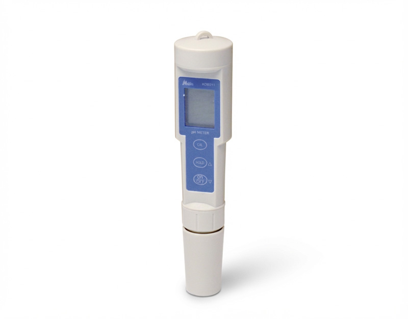 Pocket size digital pH meter