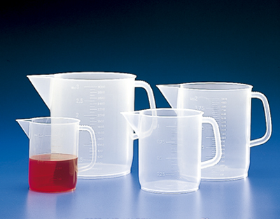 JARRA GRADUADA FORMA BAJA PP, 500 ML Kartell